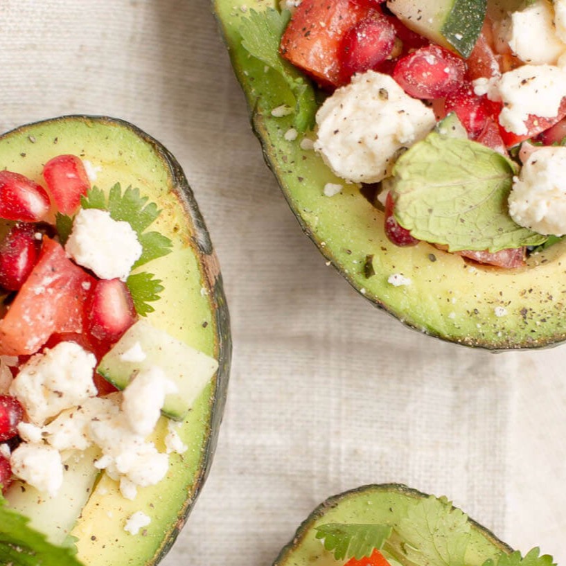 Lavkarbo måltid med egg, avokado og grønnsaker