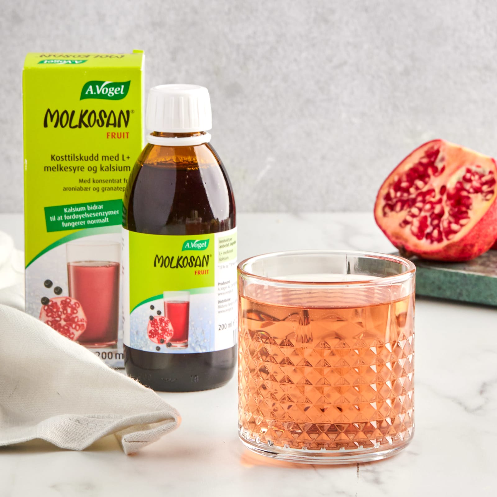 A.Vogel Molkosan Fruit med et glass og granateple